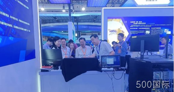 烟台市委常委、常务副市长潘学元莅临500国际展台看望研发团队并给予关心慰问